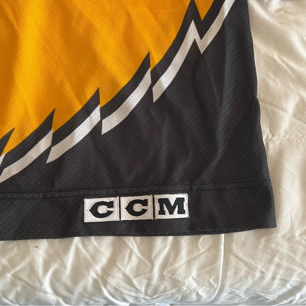 Boston Bruins CCM Pooh Bear NHL Hockey Jersey Vintage Yellow - Picture 8 of 15